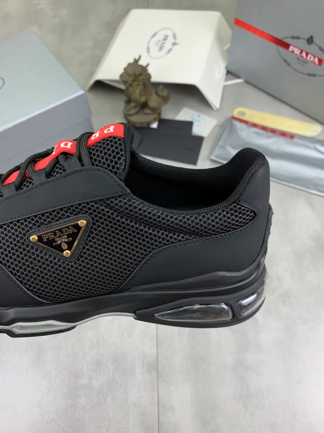 Men's men's shoes 💰P660 💰[New model] The top version is now available on the official website, 🆘 Air-cushion shock-absorbing thick-soled trendy brand (Prada) is the main popular model, avant-garde and versatile fashionable men's shoes, private version mold opening, cowhide surface splicing 1:1.. Simple fashion, original imported cowhide feet; the atmosphere and personality are more fashionable, eye-catching and pursuing class. It will subvert the old idea and be a must-have for fashion trendsetters with you! Must keep it for yourself ! Tall and comfortable, large and low, high-end quality workmanship. Size: 38-44 3️⃣colors available.